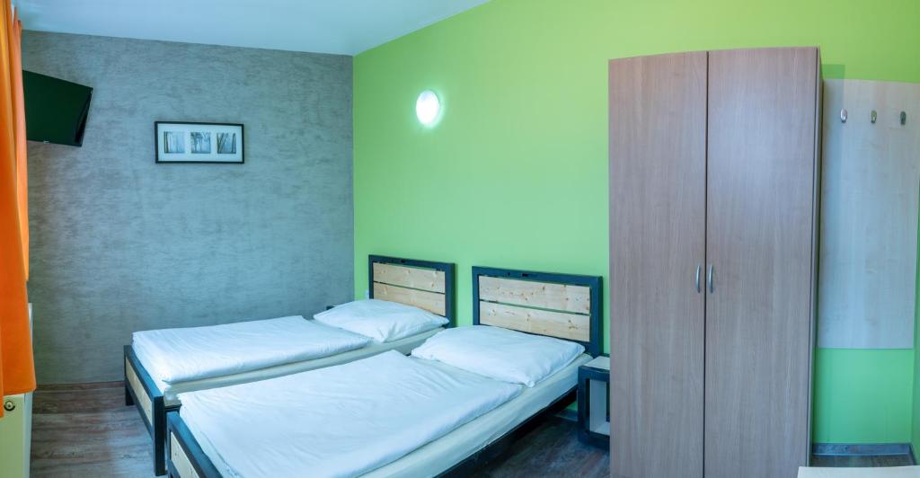 Двухместный (Двухместный номер с 2 отдельными кроватями и общей ванной комнатой) хостела Inter Liberec, Либерец