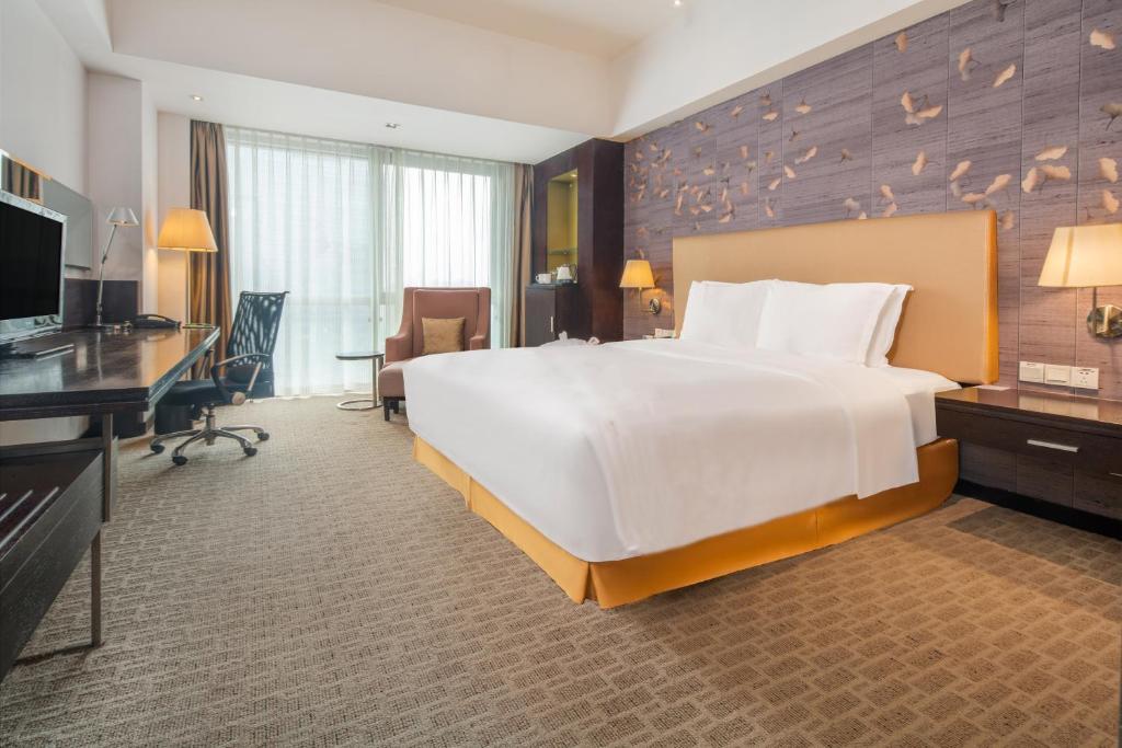 Двухместный (Клубный представительский номер с кроватью размера «king-size» или 2 отдельными кроватями) отеля Holiday Inn Xi'an Greenland Century City, Сиань