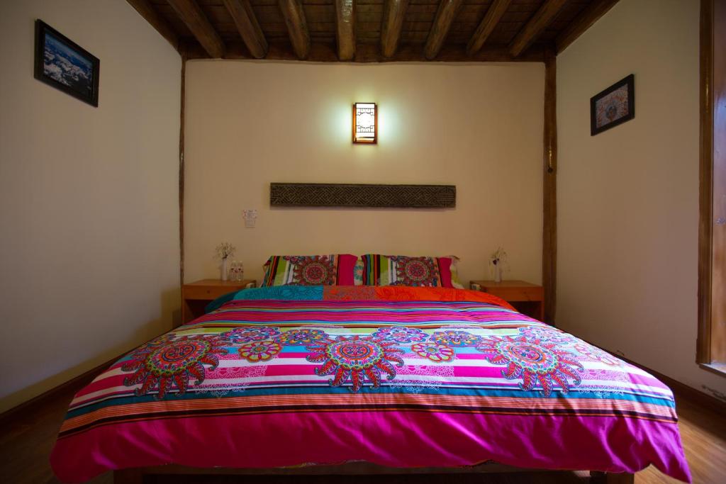 Двухместный (Двухместный номер «Комфорт» с 1 кроватью и балконом) гостевого дома Shangri-La Namcha Bhawa Inn, Шангри-Ла (Тибет)