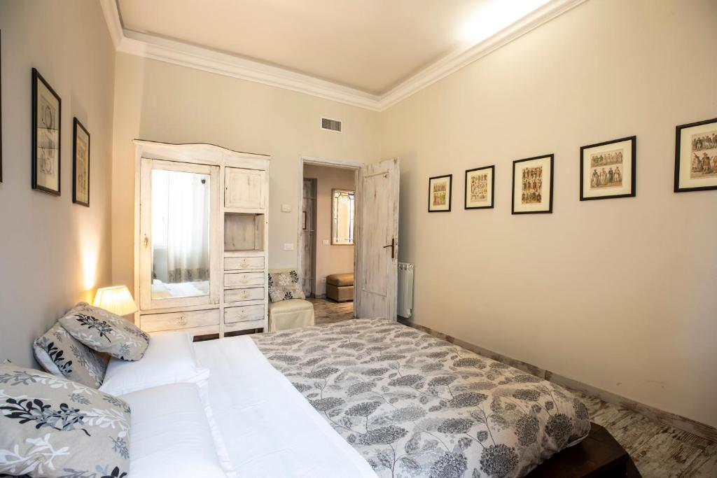 Апартаменты (Апартаменты Colosseo с 2 спальнями и террасой — Via di San Giovanni in Laterano 60) апартамента Restart Accommodations Rome, Рим
