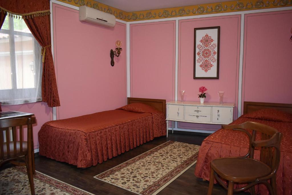 Двухместный (Стандартный двухместный номер с 2 отдельными кроватями и видом на сад) отеля Family Hotel at Renaissance Square, Пловдив