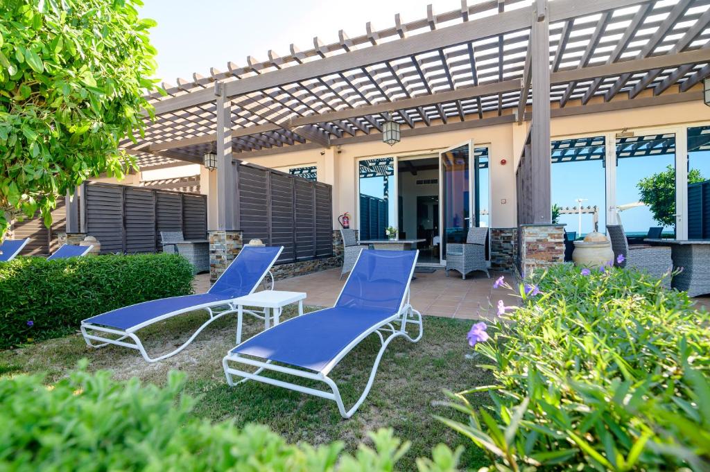 Номер (Двухместное шале «Премиум» рядом с пляжем с 2 кроватями, садом, собственной террасой и парковкой) курортного отеля Danat Jebel Dhanna Resort, Джебел-Данна