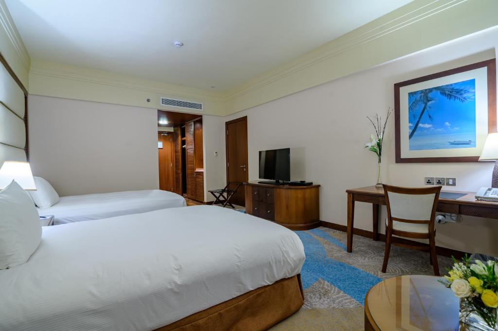 Двухместный (Двухместный номер Делюкс с 2 двуспальными кроватями и балконом, вид на море) курортного отеля Danat Jebel Dhanna Resort, Джебел-Данна