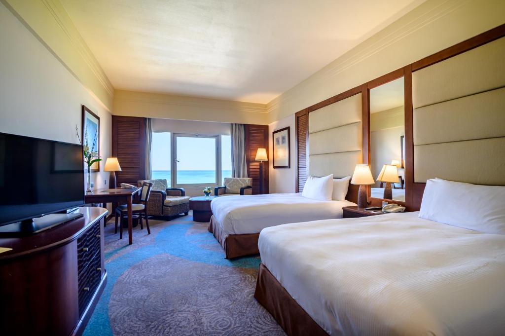 Двухместный (Двухместный номер Делюкс с 2 двуспальными кроватями, вид на море) курортного отеля Danat Jebel Dhanna Resort, Джебел-Данна