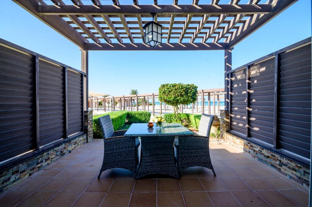 Двухместный (Пляжное шале с кроватью размера «king-size», садом, собственной террасой и парковкой) курортного отеля Danat Jebel Dhanna Resort, Джебел-Данна