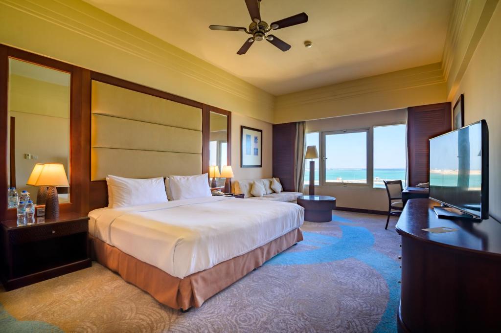 Двухместный (Представительский клубный номер) курортного отеля Danat Jebel Dhanna Resort, Джебел-Данна