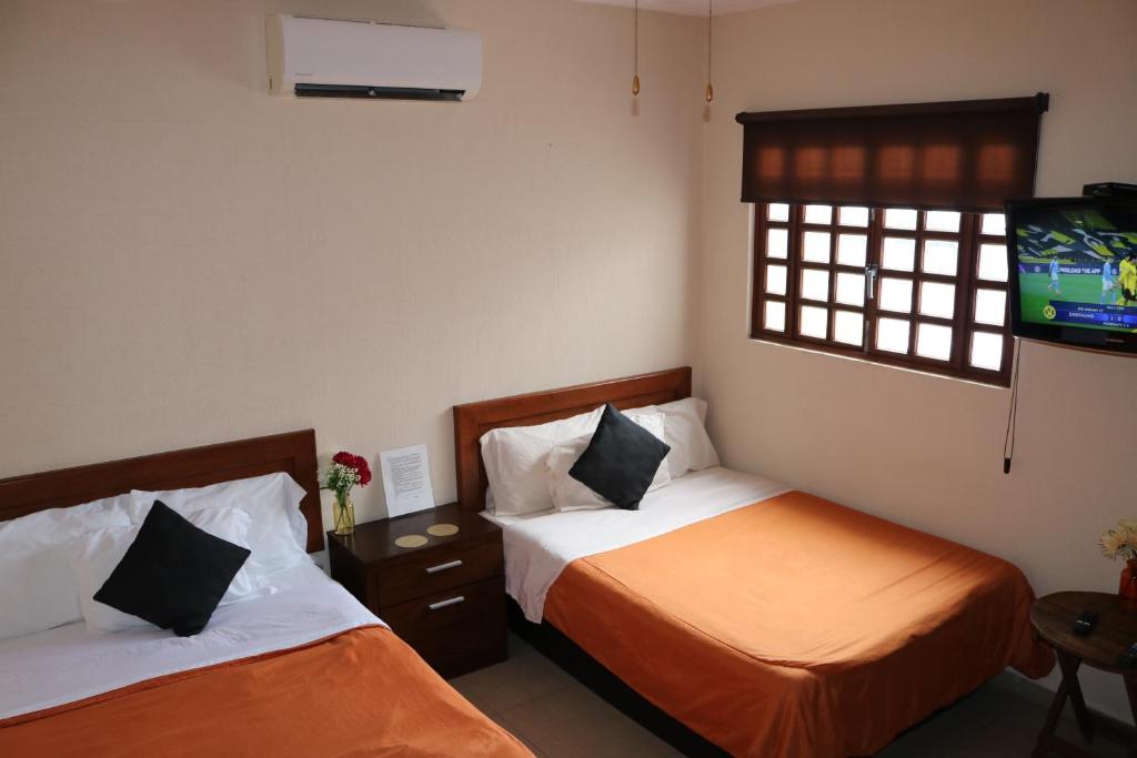 Двухместный (Двухместный номер с 2 отдельными кроватями и собственной ванной комнатой) отеля Bed and Breakfast Pecarí, Канкун