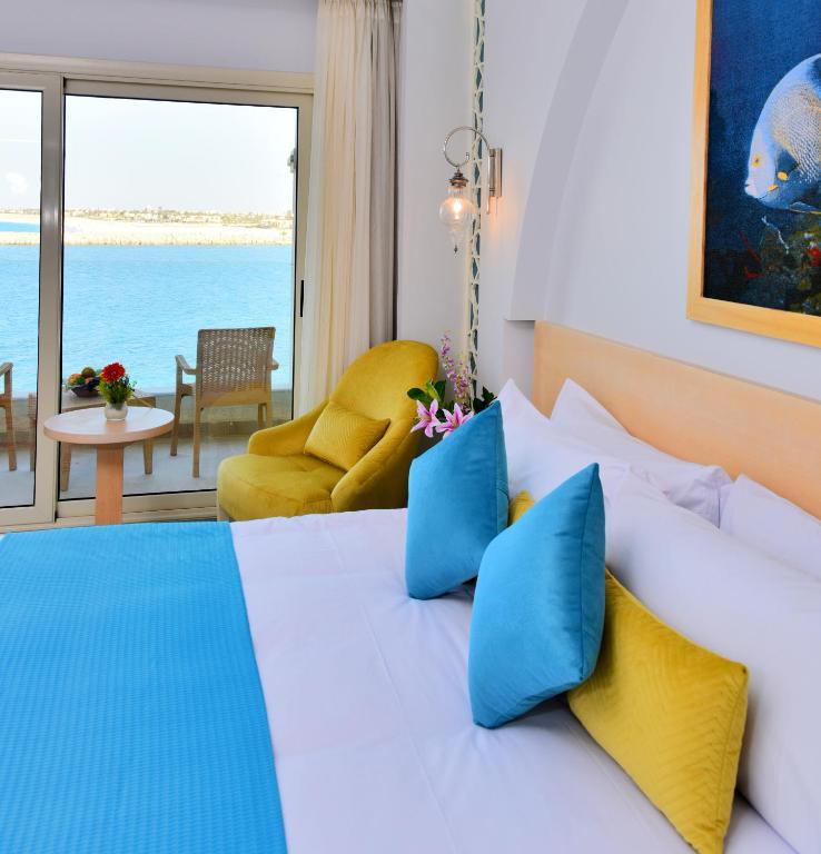 Трехместный (Стандартный двухместный номер с 1 кроватью или 2 отдельными кроватями и дополнительной кроватью, вид на лагуну) курортного отеля Hotelux La Playa Alamein, Эль-Аламейн