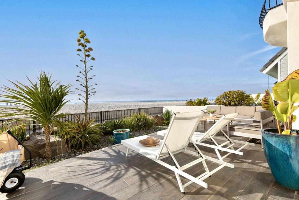 Номер (Дом для отпуска с 5 спальнями) отеля Shoreline - Spectacular Beachfront Abode w Fire Pit, Spa & Pool Table, Сан-Диего