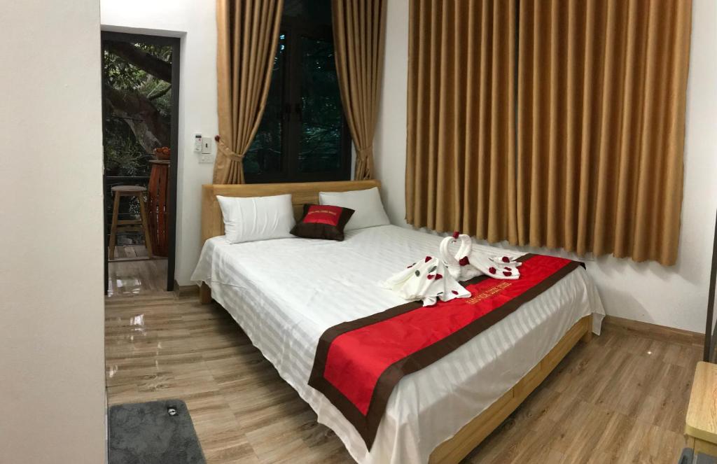 Двухместный (Двухместный номер Делюкс с 1 кроватью и балконом) семейного отеля Hang Múa Lucky House, Ниньбинь