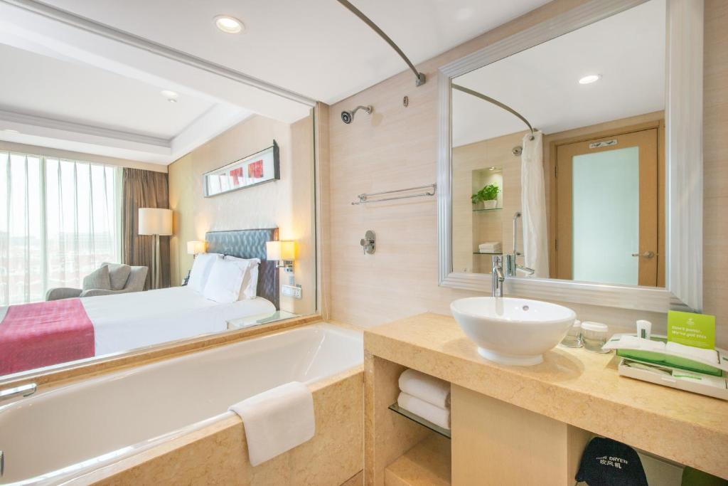 Двухместный (1 King Premium Garden View) отеля Holiday Inn Qingdao Parkview, Циндао