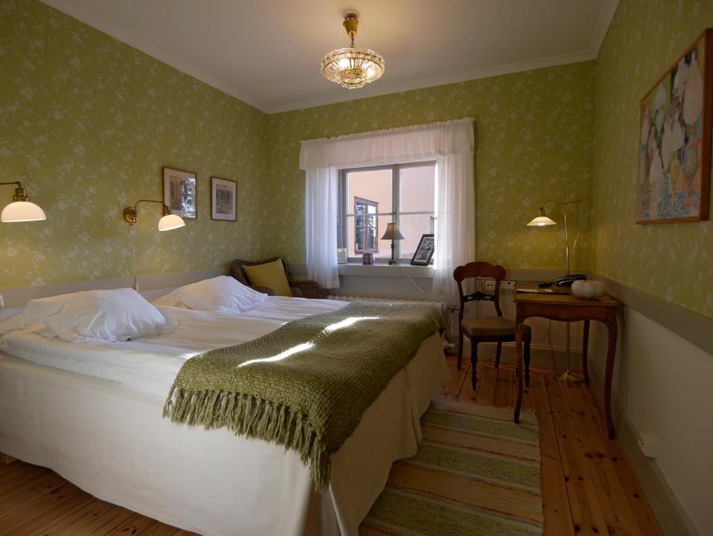 Двухместный (Двухместный номер с 2 отдельными кроватями и видом на озеро) отеля Sigtunastiftelsen Hotell & Konferens, Сигтуна