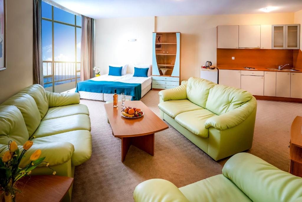 Сьюит (Люкс с 1 спальней и балконом - Бесплатный пляжный пакет услуг) отеля Palm Beach Hotel - All Inclusive, Золотые Пески