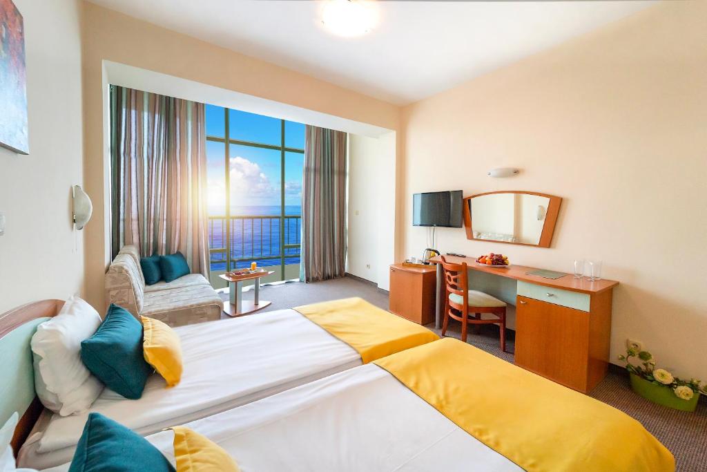 Двухместный (Двухместный номер с 2 отдельными кроватями, балконом и видом на море - Пакет бесплатных пляжных услуг) отеля Palm Beach Hotel - All Inclusive, Золотые Пески