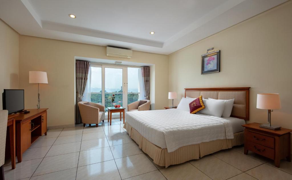 Двухместный (Улучшенный двухместный номер с 1 кроватью или 2 отдельными кроватями и видом на сад) отеля Tuần Châu Hotel, Халонг