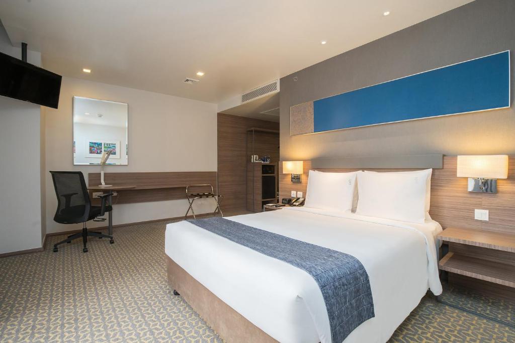 Двухместный (Улучшенный номер с кроватью размера «queen-size»), Отель Holiday Inn Express Bangkok Sathorn