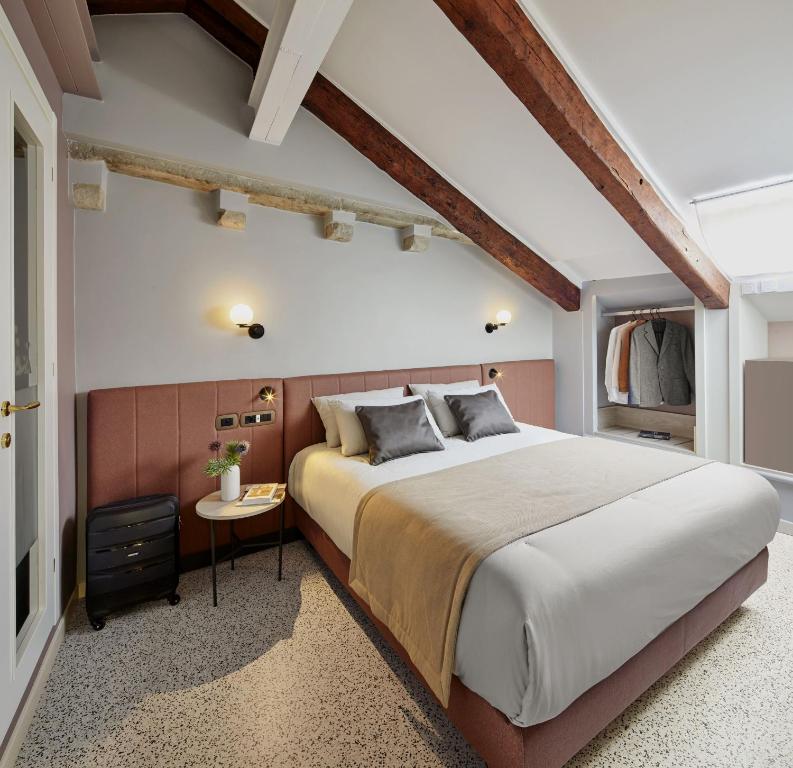 Двухместный (Улучшенный двухместный номер с 1 кроватью) отеля Hotel Ala, Венеция