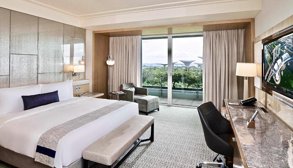 Двухместный (Номер «Премьер» с кроватью размера «king-size», вид на сад) отеля Marina Bay Sands, Сингапур (город)