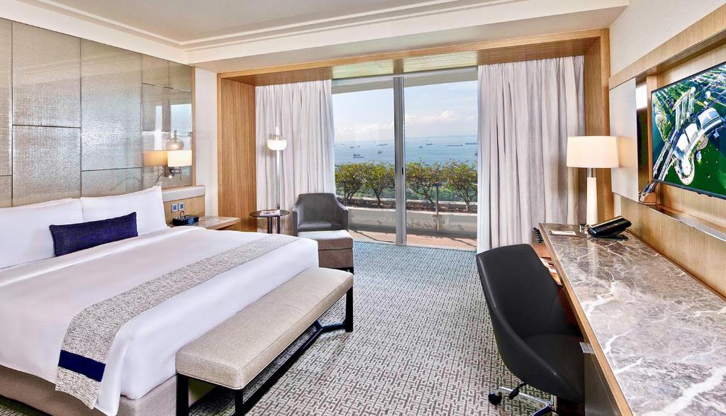 Двухместный (Номер «Премьер» с кроватью размера «king-size», вид на гавань) отеля Marina Bay Sands, Сингапур (город)