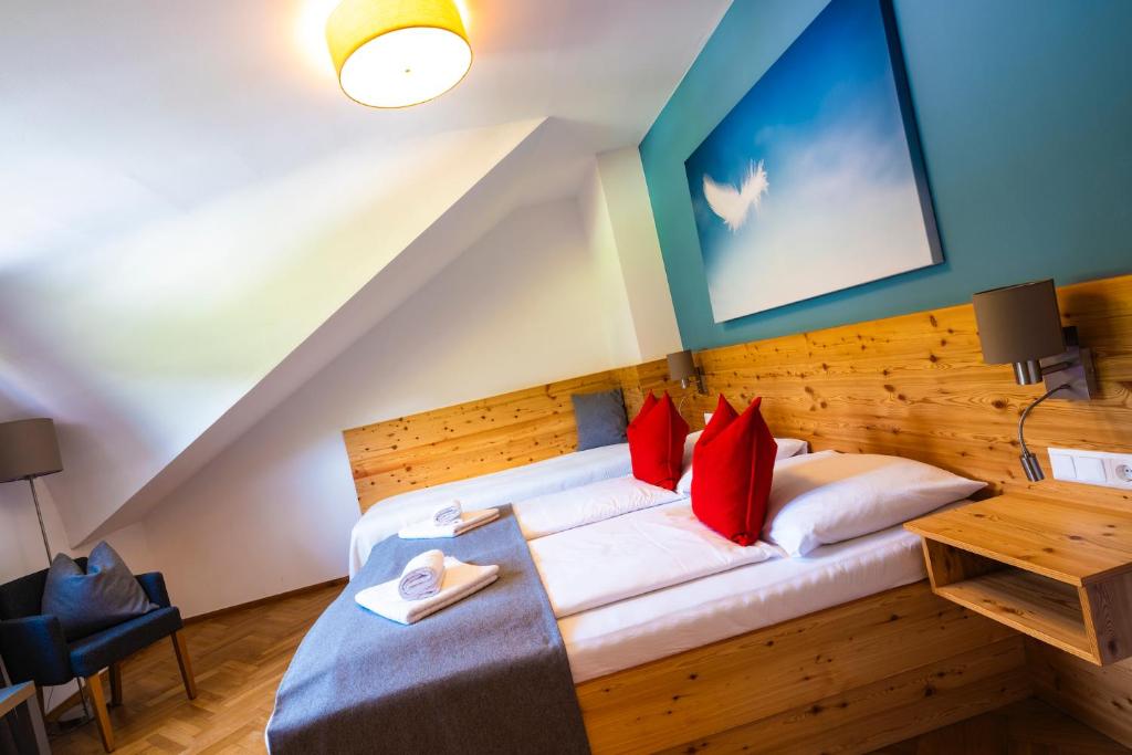 Двухместный (Двухместный номер с двуспальной кроватью и дополнительной кроватью) отеля Seehof Feidig, Фельден-ам-Вёртерзе