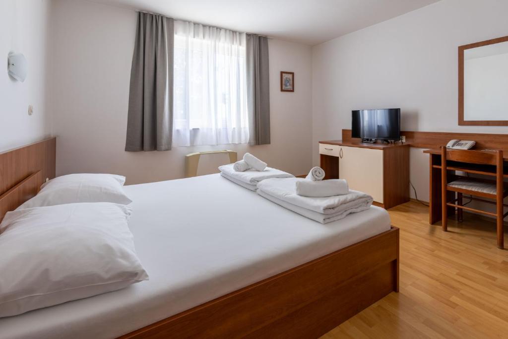 Двухместный (Ограниченное по времени предложение - Двухместный номер с 1 кроватью или 2 отдельными кроватями, трансфер от или до аэропорта (в 1 сторону)) отеля Hotel Porto, Задар