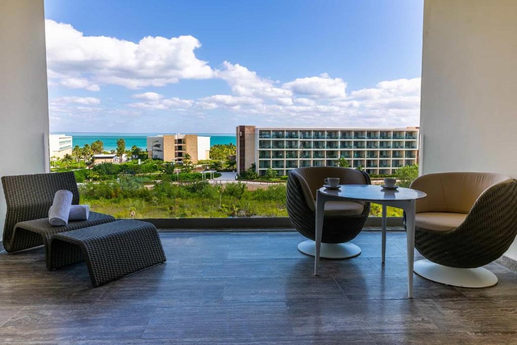 Сьюит (Полулюкс со стороны бассейна, вид на океан) курортного отеля Grand Palladium Costa Mujeres Resort & Spa - All Inclusive, Канкун