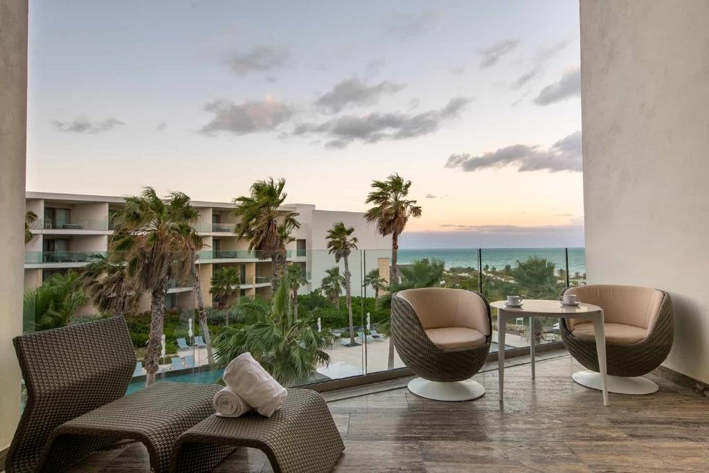 Семейный (Полулюкс рядом с пляжем (для 2 взрослых и 1 ребенка в возрасте до 12 лет)) курортного отеля Grand Palladium Costa Mujeres Resort & Spa - All Inclusive, Канкун