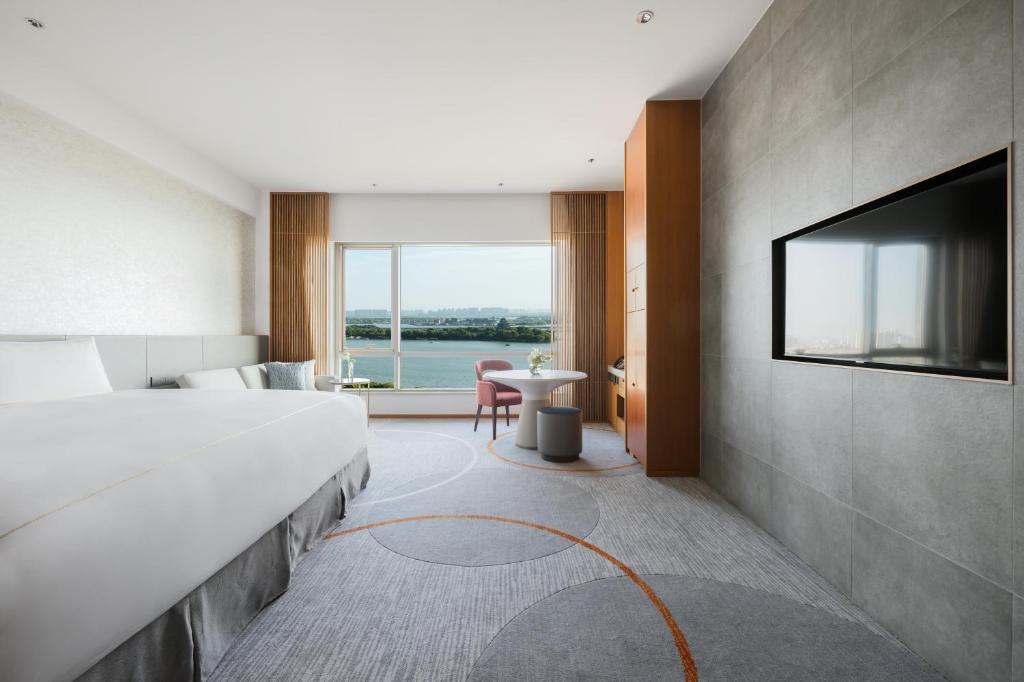 Двухместный (1 King Bed Premium Jinji Lake View), InterContinental Suzhou