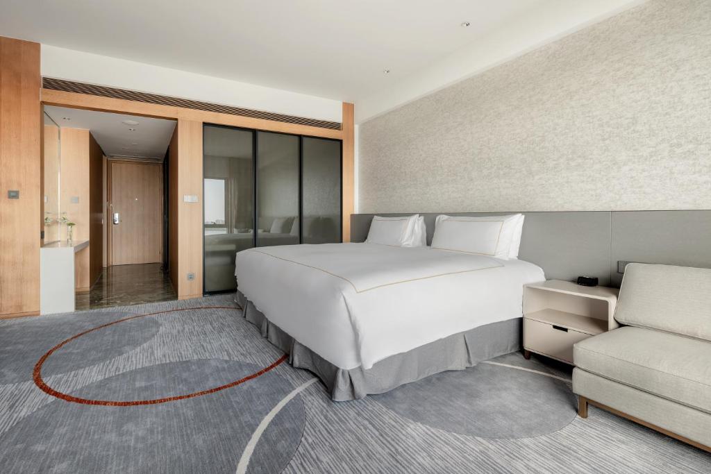 Двухместный (1 King Bed Premium Jinji Lake View), InterContinental Suzhou