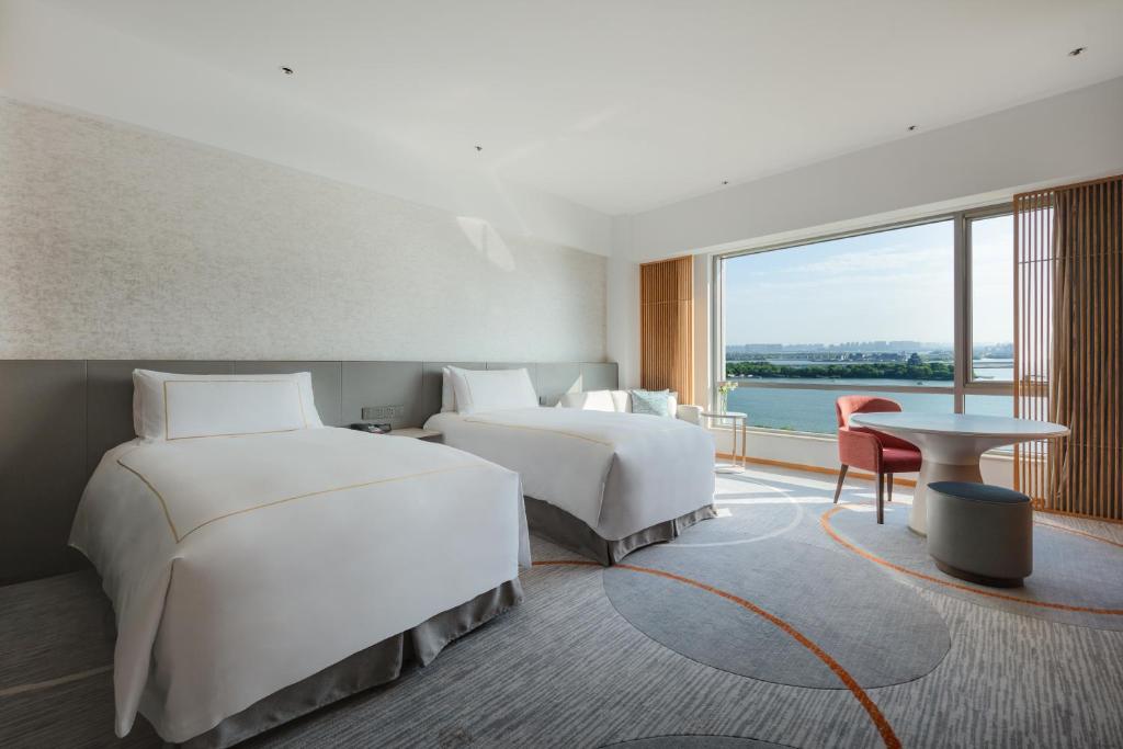 Двухместный (2 Twin Beds Premium Jinji Lake View) отеля InterContinental Suzhou, Сучжоу