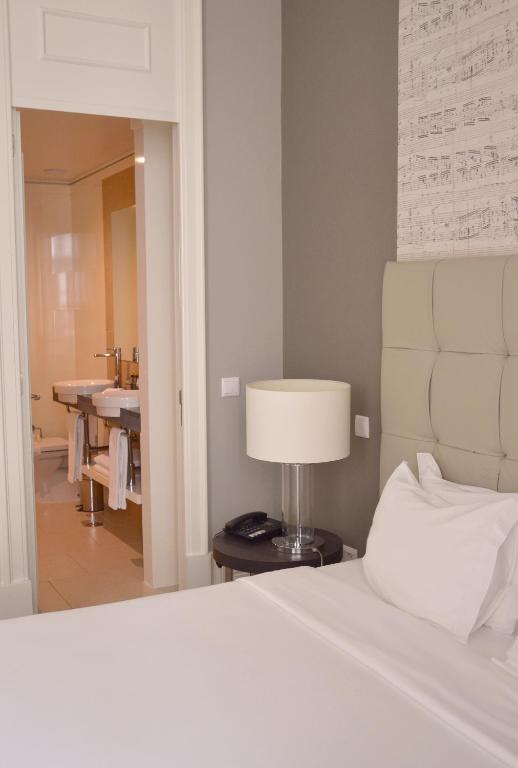 Двухместный (Улучшенный двухместный номер с 1 кроватью) отеля Hotel Do Colegio, Понта-Делгада