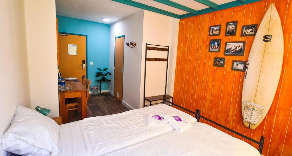 Двухместный (Двухместный номер с 2 отдельными кроватями и собственной ванной комнатой) хостела The Flying Pig Beach Hostel, Нордвейк-ан-Зее