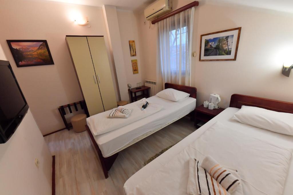 Двухместный (Двухместный номер с 2 отдельными кроватями) гостевого дома Apartments & Accommodation Stojic, Нови-Сад
