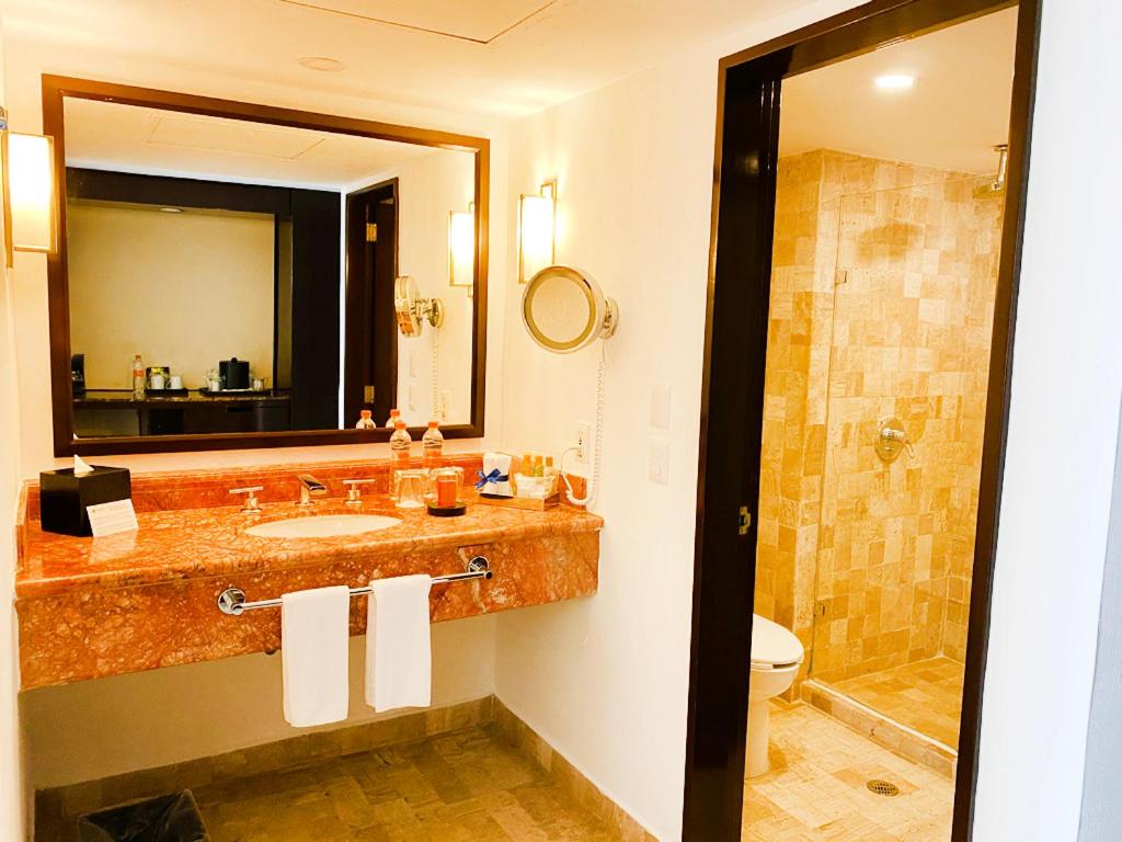 Двухместный (Номер Делюкс с 2 двуспальными кроватями и частичным видом на океан) курортного отеля Krystal Grand Punta Cancún, Канкун