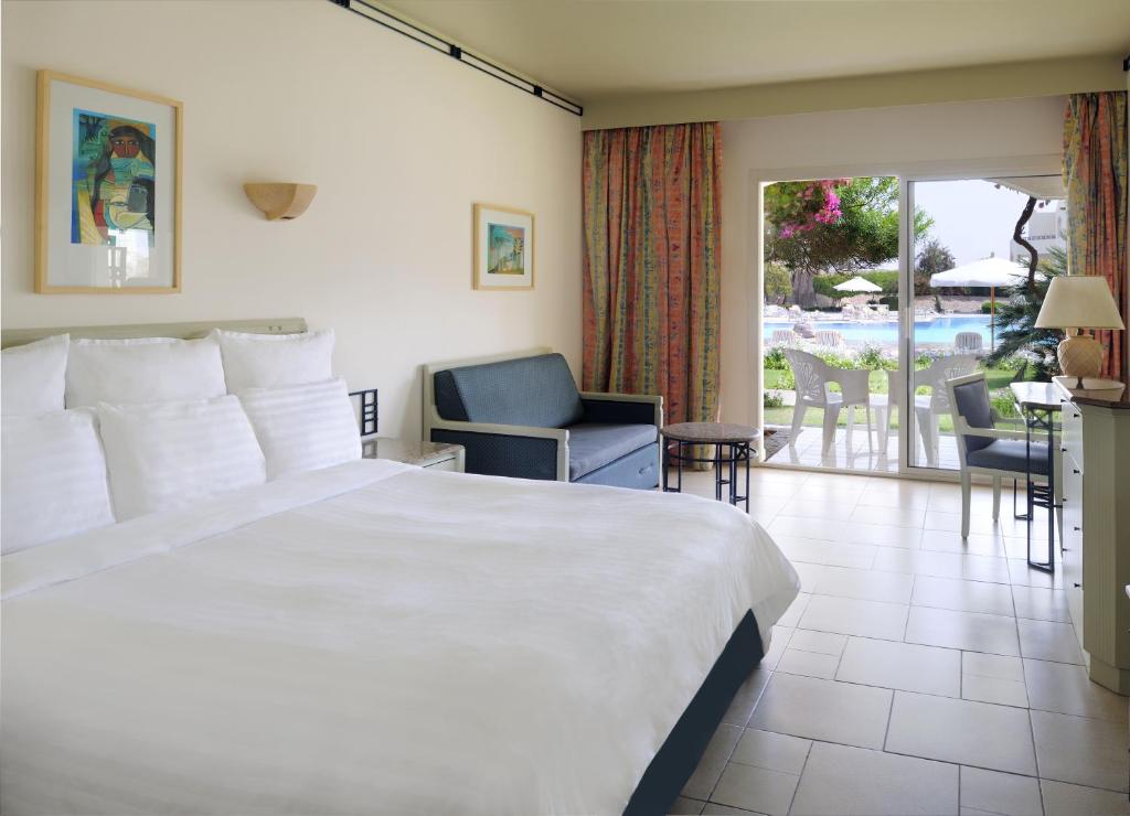 Двухместный (Стандартный номер с кроватью размера «king-size» и видом на бассейн - С видом на горы) курортного отеля Sharm El Sheikh Marriott Resort, Шарм-эль-Шейх