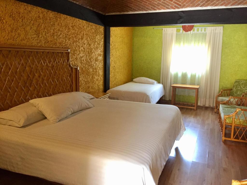 Трехместный (Трехместный номер) отеля Hotel & Suites Hacienda Montesinos, Морелия