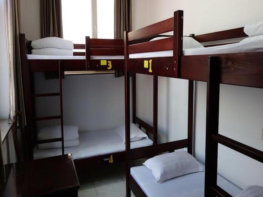 Номер (Кровать в общем номере для мужчин с 4 кроватями) отеля Ming Courtyard, Пекин