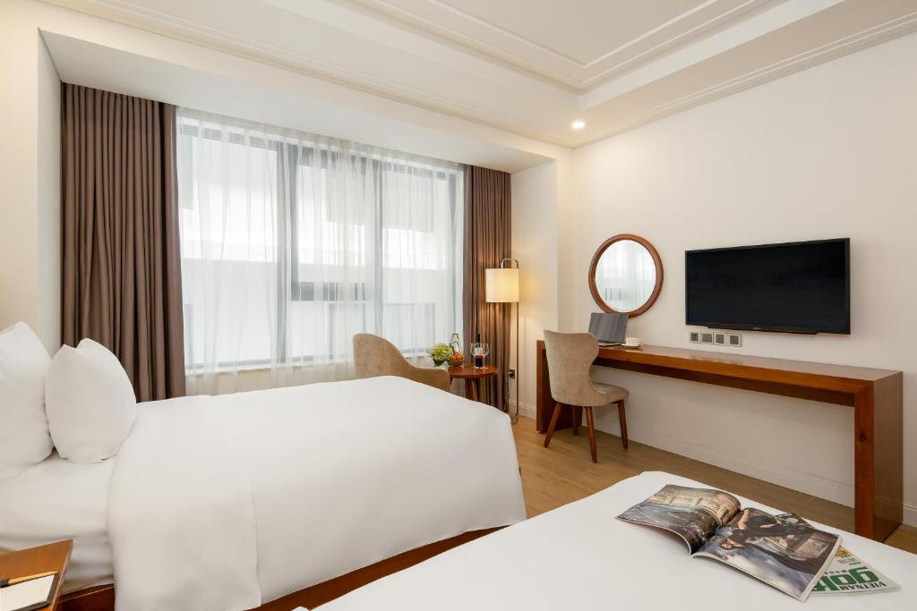 Двухместный (Улучшенный двухместный номер с 2 отдельными кроватями) отеля Paris Deli Danang Beach Hotel, Дананг