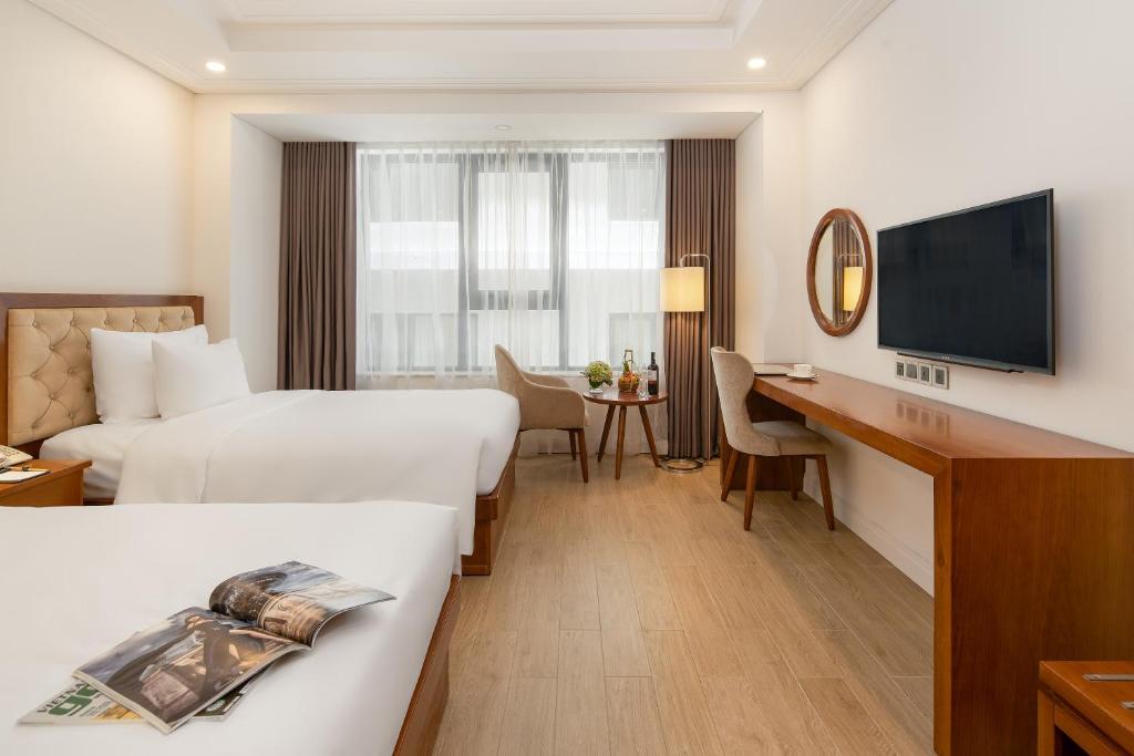 Двухместный (Двухместный номер Делюкс с 2 отдельными кроватями) отеля Paris Deli Danang Beach Hotel, Дананг