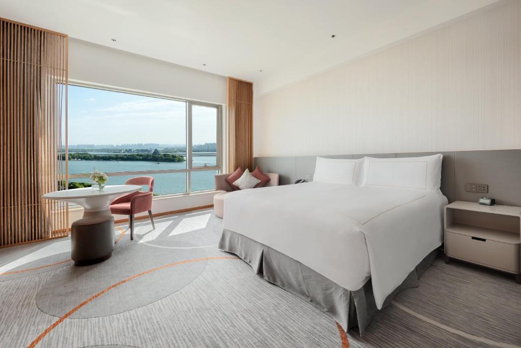 Двухместный (1 King Premium Jinji Lake Landmark View), InterContinental Suzhou