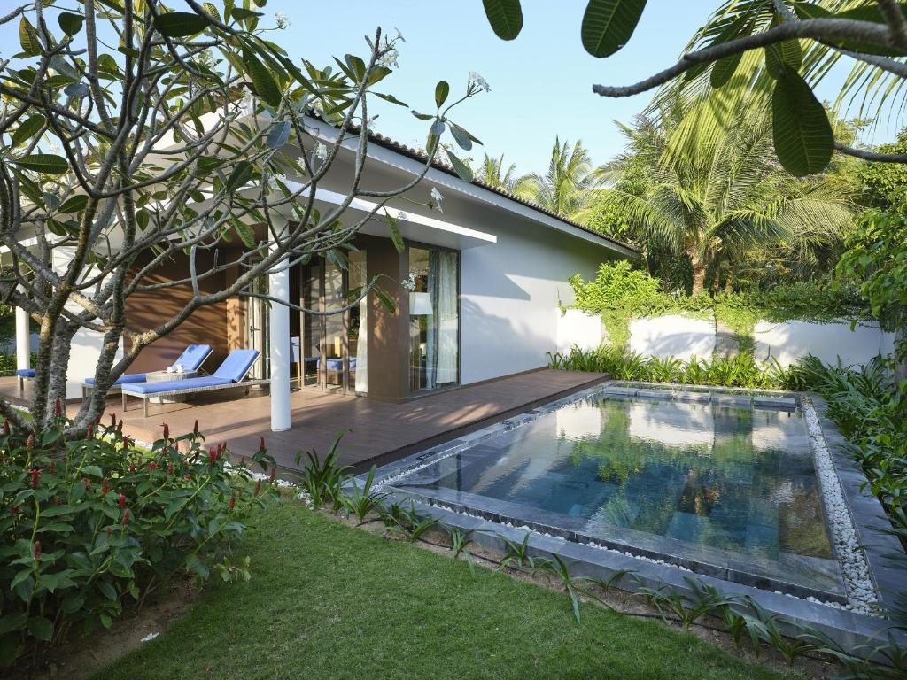 Двухместный (Бунгало Делюкс с собственным бассейном, вид на сад) курортного отеля Novotel Phu Quoc Resort, Дуонг-Донг