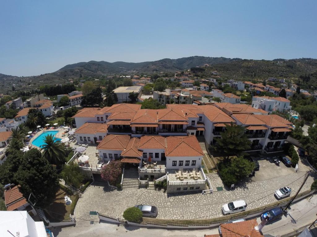 Двухместный (Стандартный двухместный номер с 2 отдельными кроватями - Вид на территорию отеля) отеля Dionyssos, Скопелос