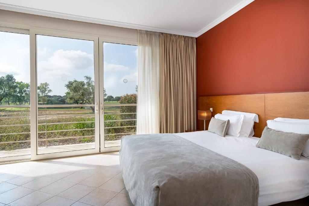 Двухместный (Улучшенный двухместный номер с 1 кроватью) курортного отеля Montado Hotel & Golf Resort, Сетубал