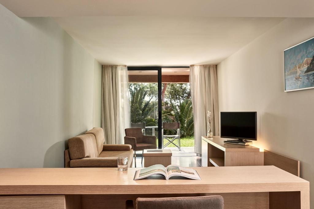 Семейный (Family Suite with Inland View (4 Adults)), Atlantica Carda Beach