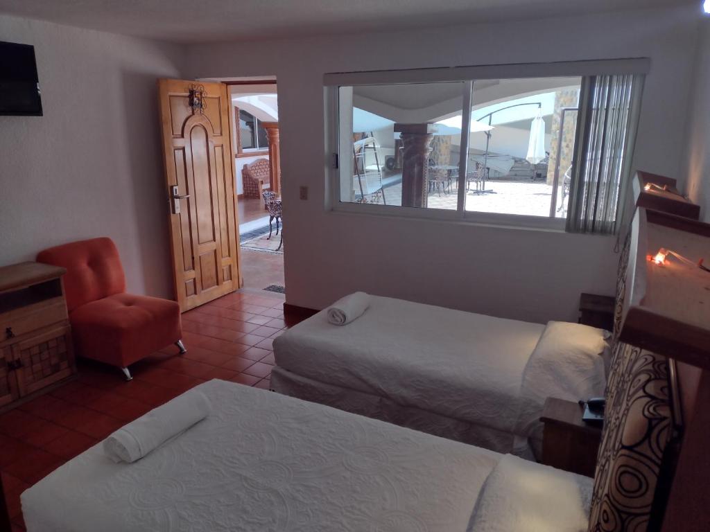 Двухместный (Двухместный номер Делюкс с 2 отдельными кроватями) отеля Hotel Leyenda del Tepozteco, Тепостлан
