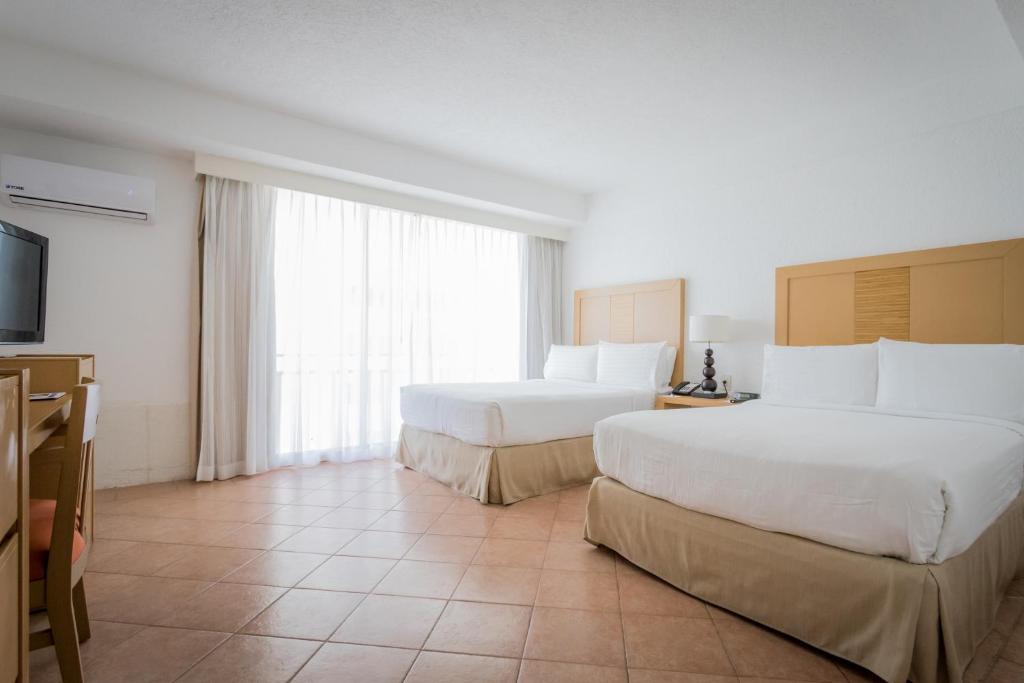 Двухместный (Двухместный номер с 2 двуспальными кроватями - Для некурящих) курортного отеля Holiday Inn Resort Acapulco, Акапулько-де-Хуарес