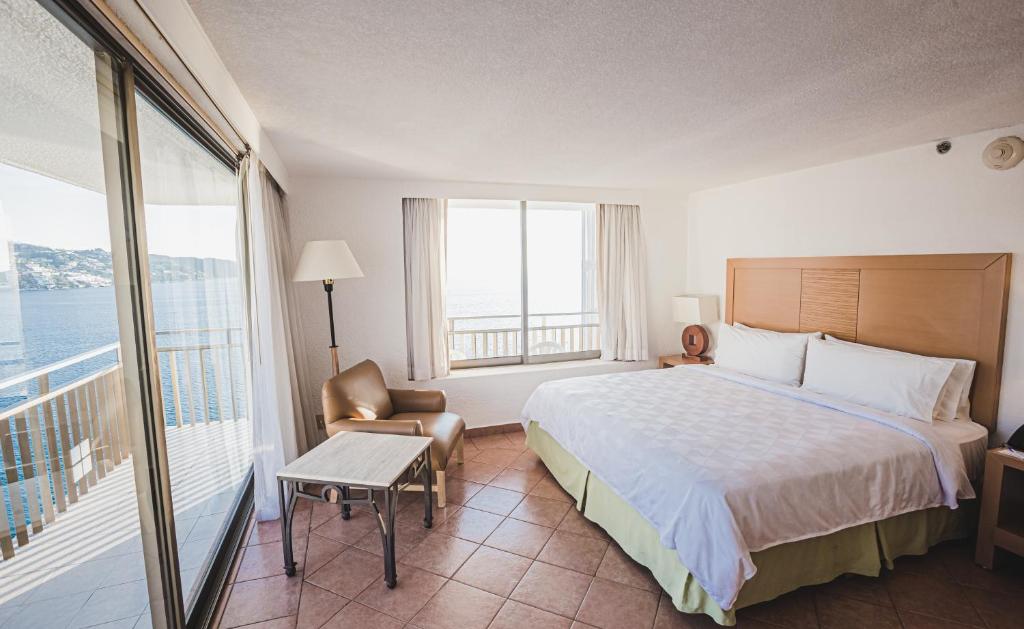 Двухместный (Улучшенный номер с кроватью размера «king-size» и видом на море – для некурящих) курортного отеля Holiday Inn Resort Acapulco, Акапулько-де-Хуарес