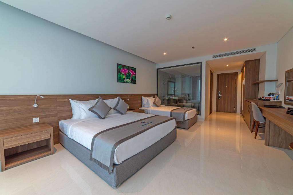Трехместный (Улучшенный трехместный номер с видом на море) курортного отеля Long Thuan Hotel & Resort, Фанранг