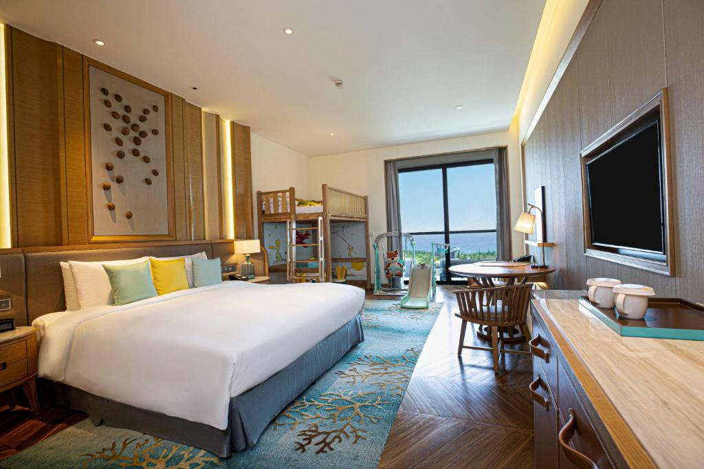 Семейный (Семейный номер с 1 кроватью размера «king-size» и 1 тематической кроватью) отеля Sofitel Sanya Leeman Resort, Санья