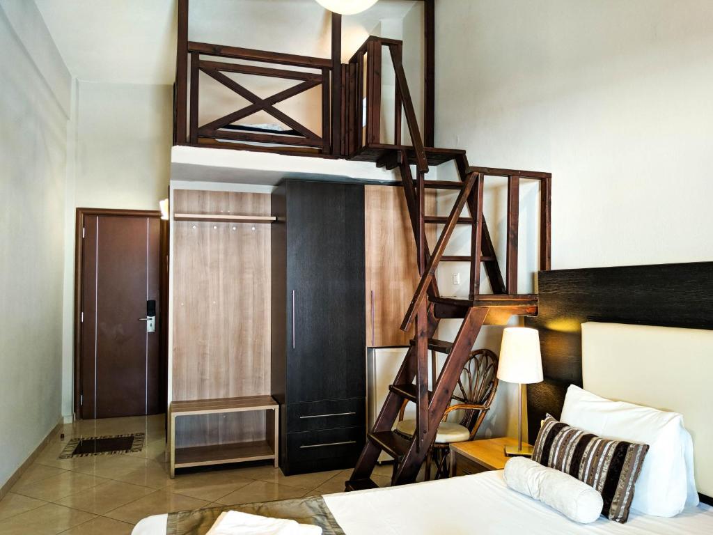 Трехместный (Трехместный номер эконом-класса) отеля Meliton Inn Hotel & Suites, Неос-Мармарас